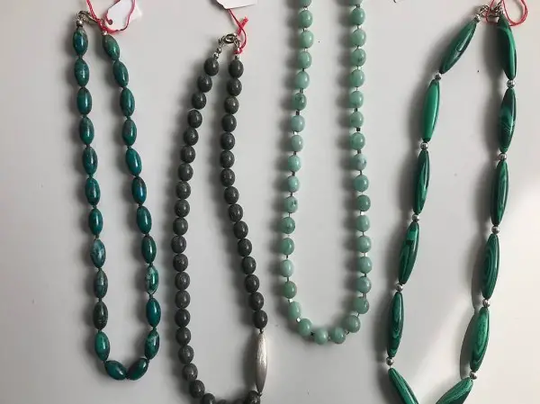 Edelsteinkette, in Grüntönen, Einzelanfertigung, neu