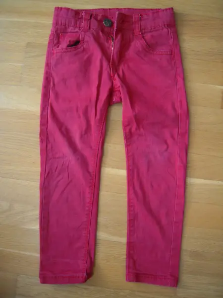 Rote Hose Gr 98