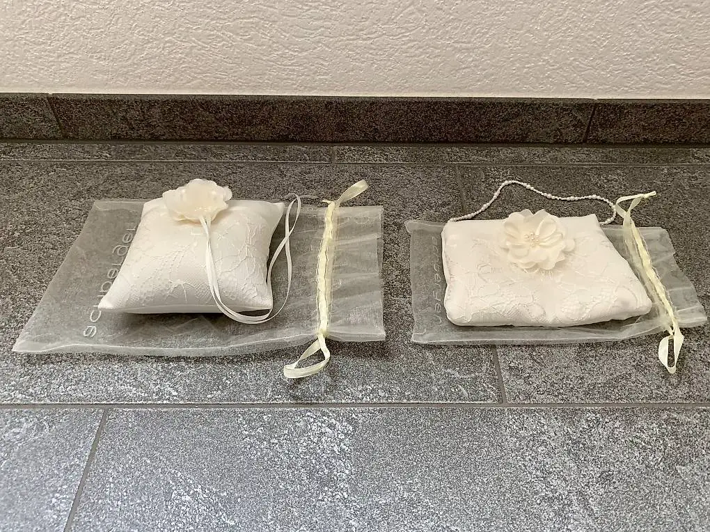 Ringkissen mit Handtasche