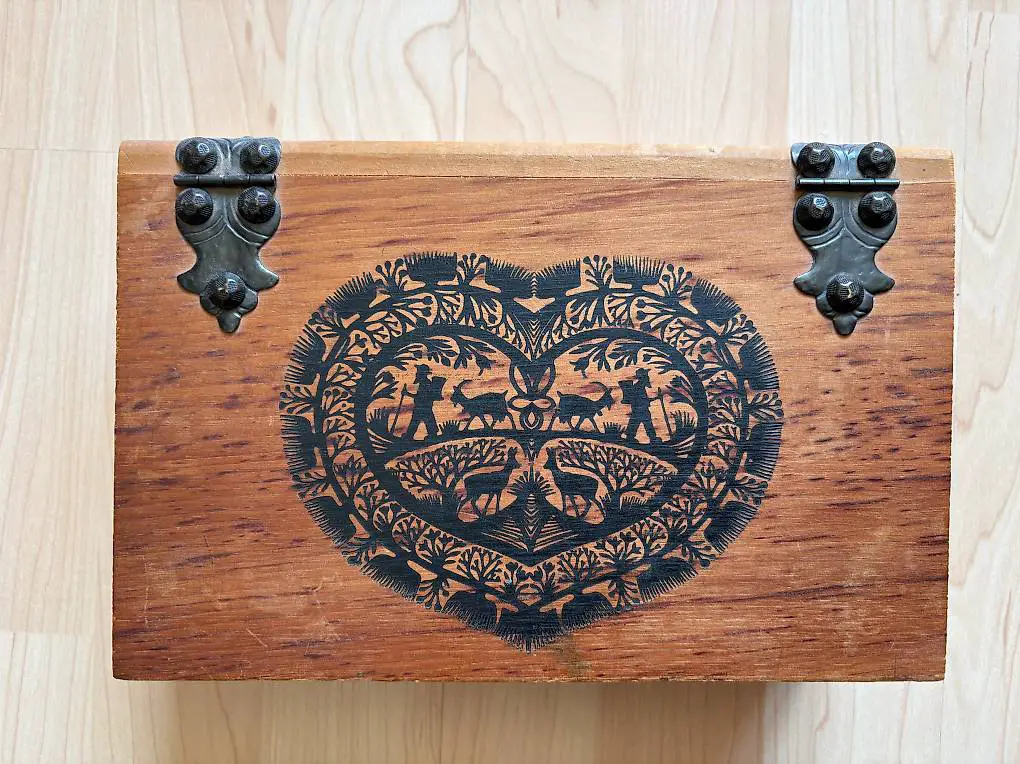 Buchschatulle Kambly mit Scherenschnitt-Motiv