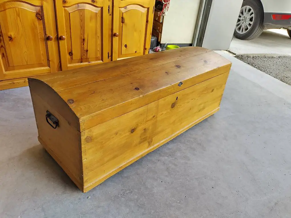 Antike Fichten Massivholz Truhe roh mit gerundetem Deckel