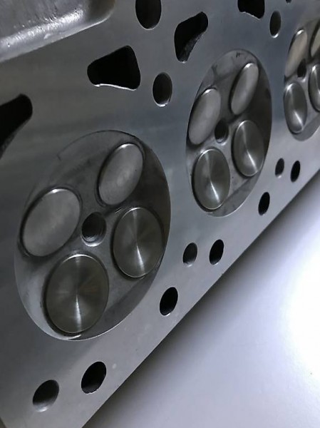  Lancia Thema 8.32 , Revidierte Zylinderköpfe