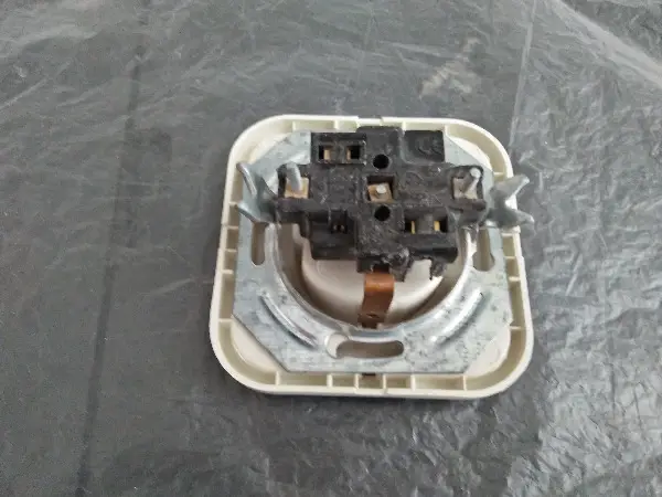 Zwei Unterputz Schuko-Steckdosen