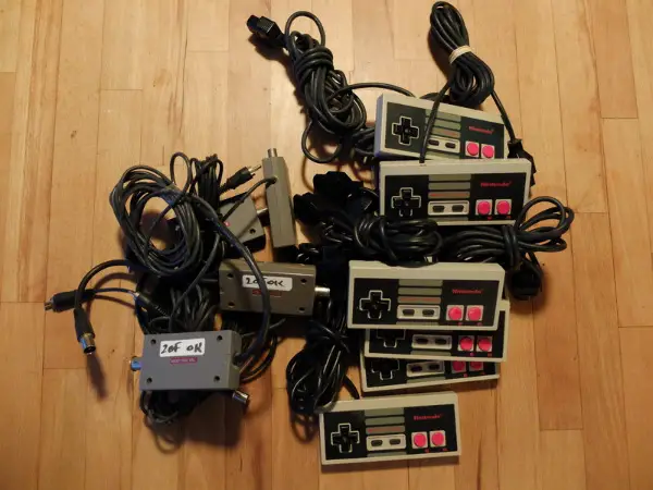 Nintendo nes manettes, pistolet, cables tv, four score