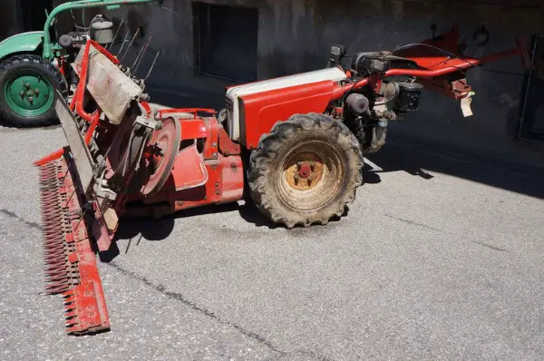 Aecherli Ma 250 mit Bandeingrasung