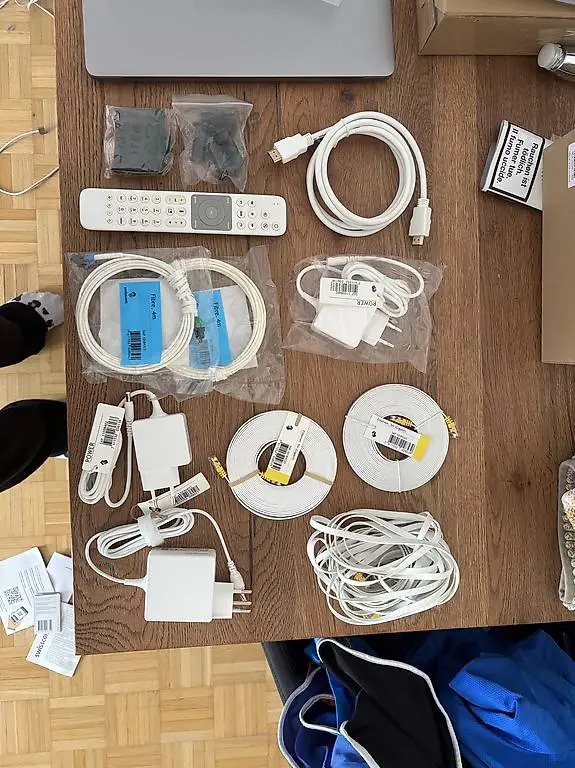 Sammlung Kabel und Elektrozubehör