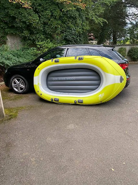 Gummiboot mit zwei Paddel