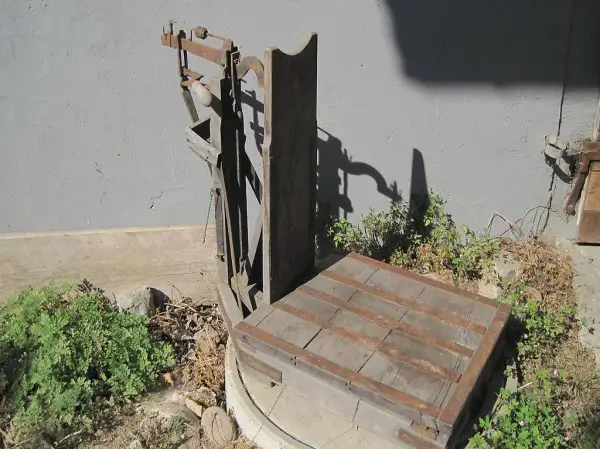 antike Holzwaage von 1890 / Sackwaage / Waage aus Holz