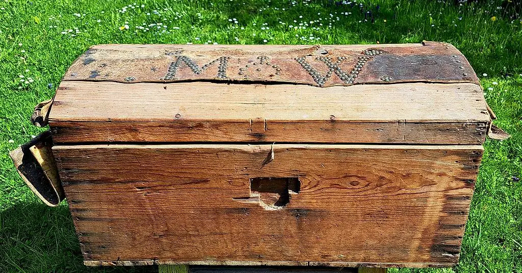 Truhe / Schatzkiste, Holz, alt