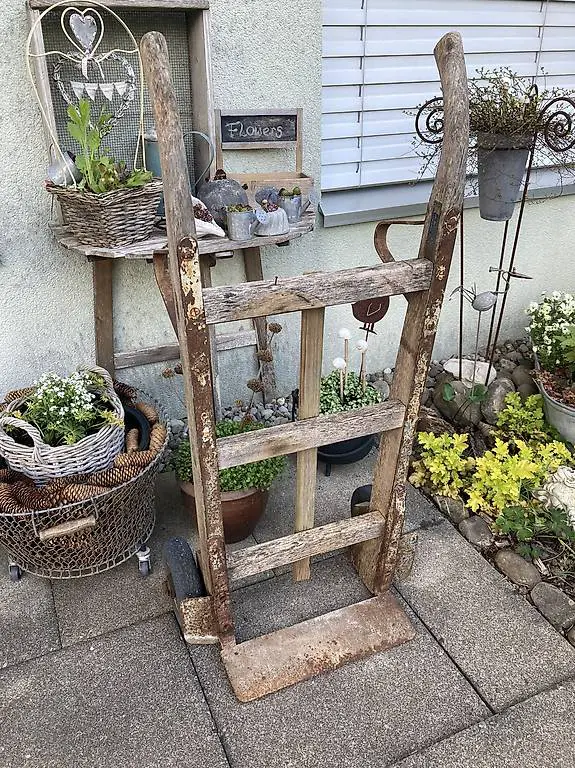 uralte antike Sackkarre als tolle Deko im Garten