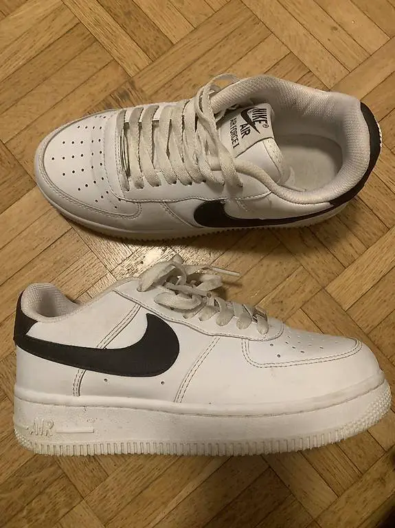 Sportschuhe (Gr. 36)