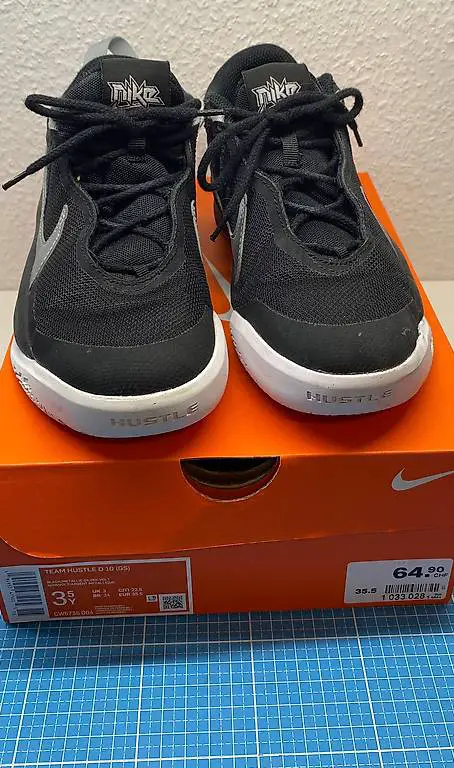 Nike team hustle Turnschuhe Gr. 35,5