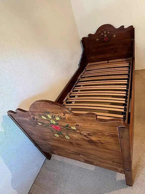 Bett aus massivem Holz