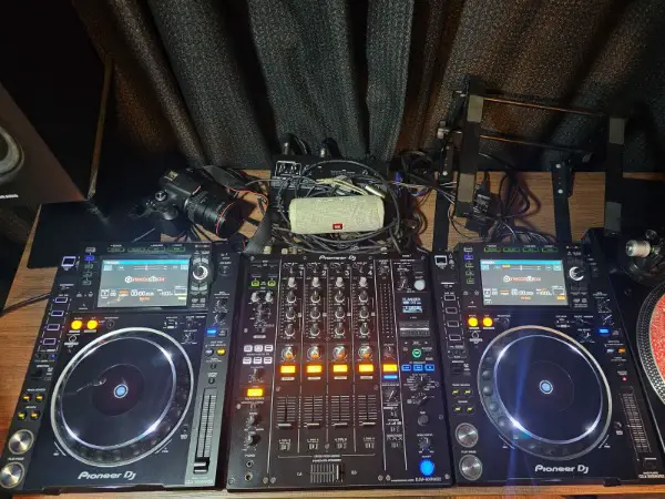 Pioneer CDJ 2000 NXS2 + DJM 900 NXS2 Setup + Staubschutzhüllen