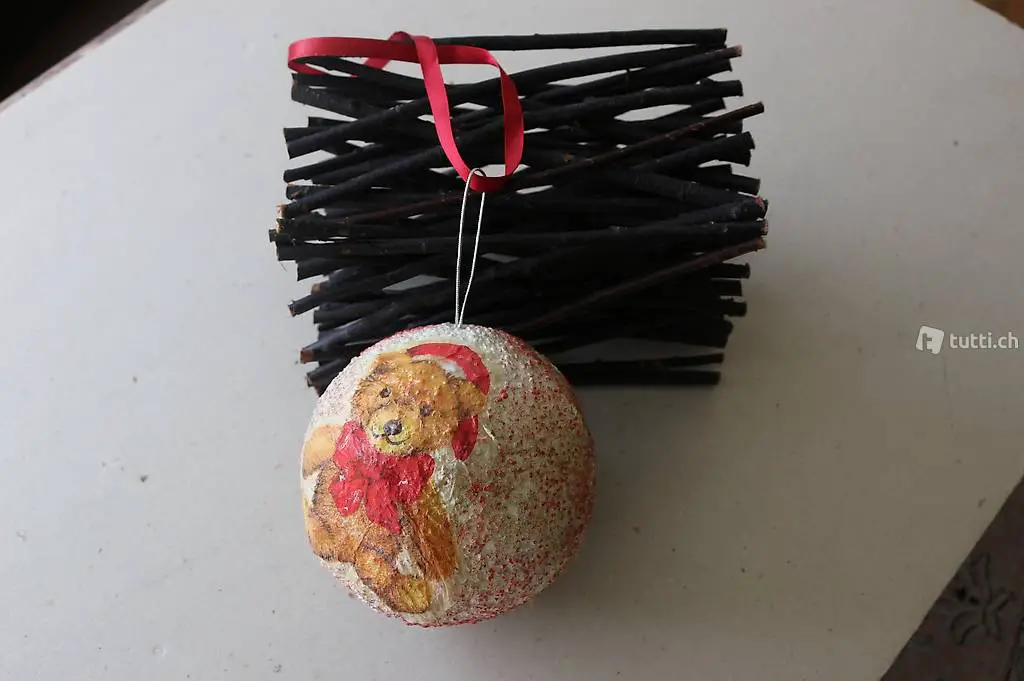 weihnachtskugel und kunststoff-holzbürdeli
