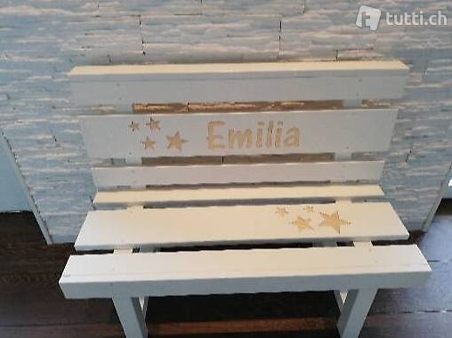 Weisses Kinderholzbänkli mit Sternen zur Geburt