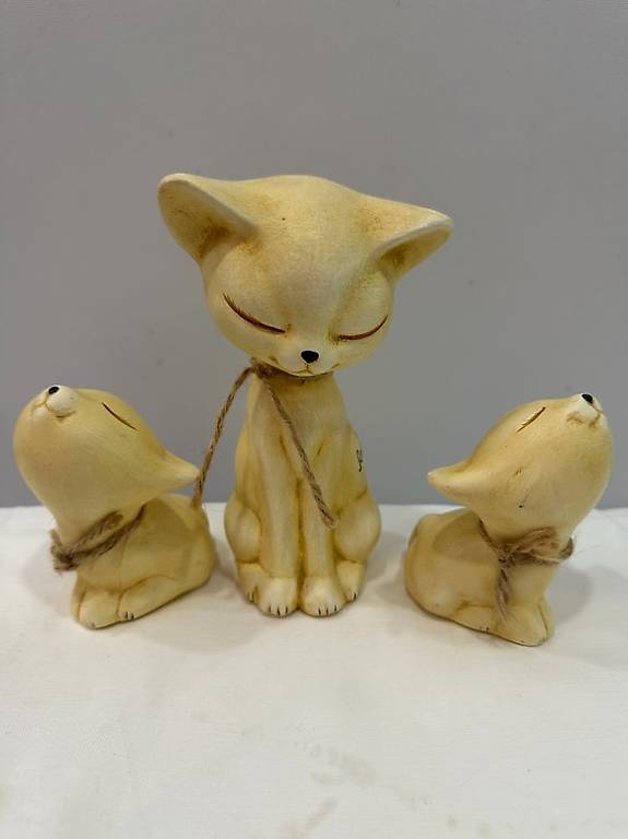 schlafende Mutter Katze mit zwei Kinder