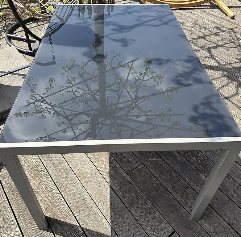 Tisch mit Glasscheibe zu verschenken