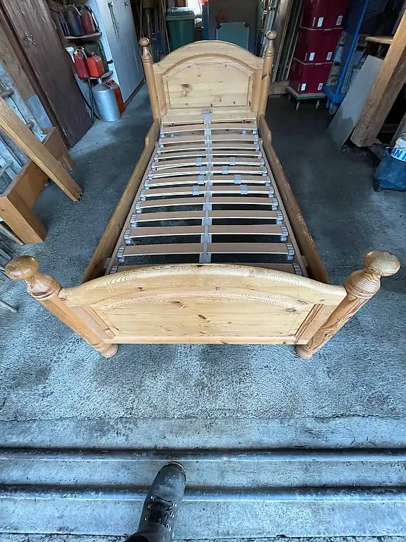 Föhren- Massivholzbett inkl. Unter- und Obermatratze