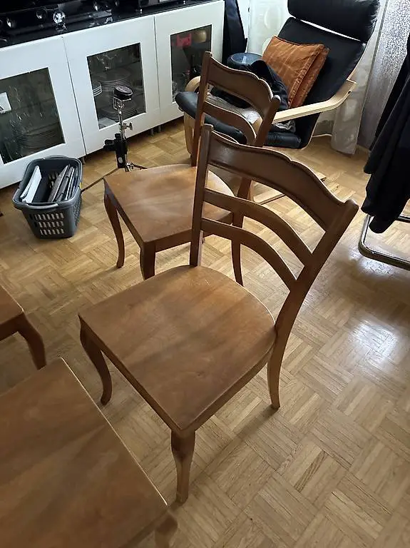 Holzstühle