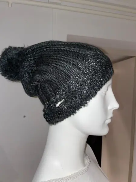 Bonnet gris foncé à pompon