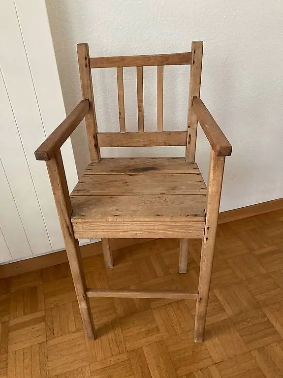 alter Kinder-Hochstuhl Holz als Deko oder als Pflanzenhocker