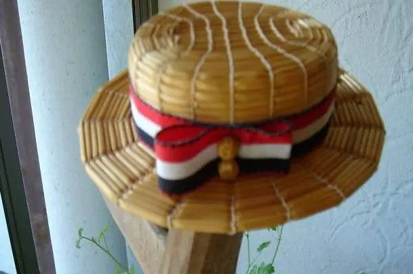  Kleiner Strohhut als Dekoration