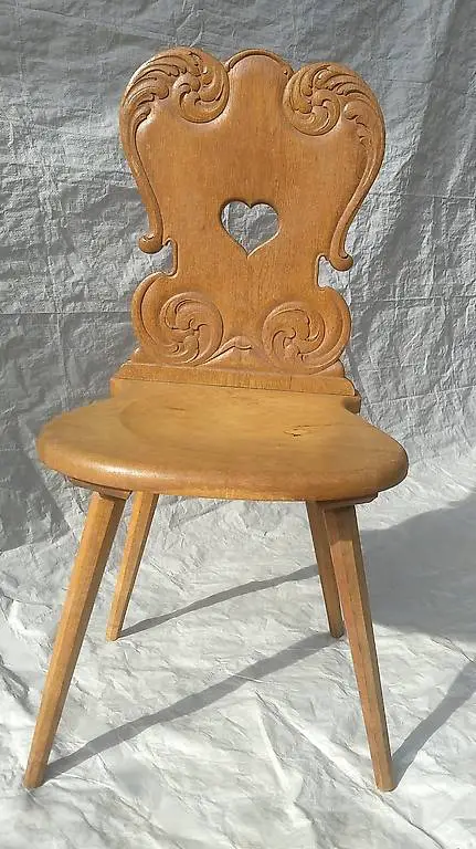 Stabelle mit Schnitzereien