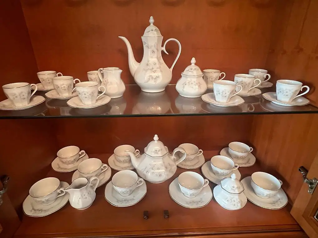 Kaffeeservice, Teeservice und Suppenschüssel. Tognana