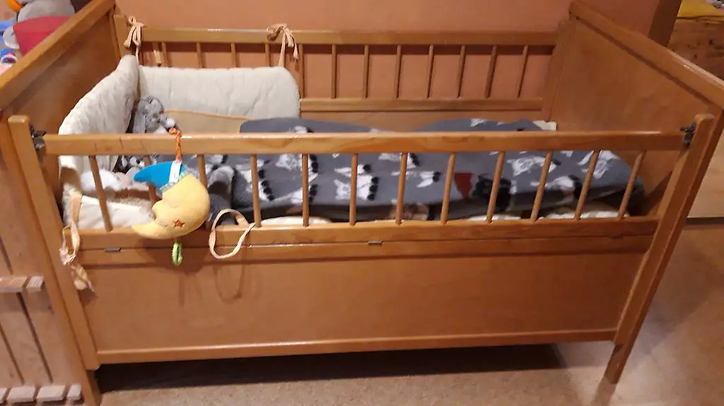 Kinderbett gebraucht, mit fast neuem Inhalt (Matratze usw.)