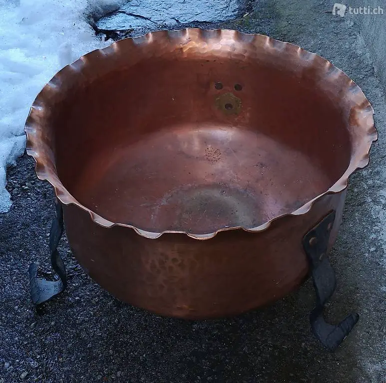 Kupfergefäss mit 3 Schmiedeisenfüssen