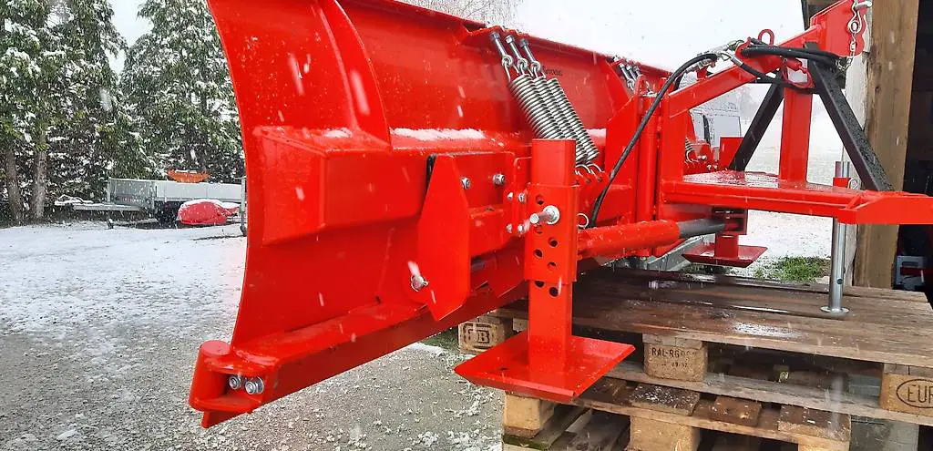 Schneepflug 240 an Fronthydraulik oder Heckanbau hydraulisch