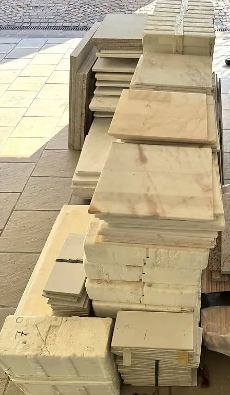 Hochwertiger Naturstein (Marmor und Granit)