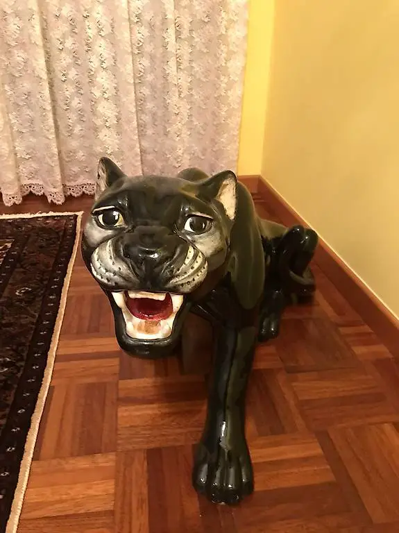 Statua in ceramica pantera nera