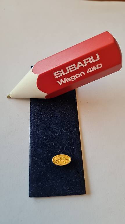 Subaru pins stylo