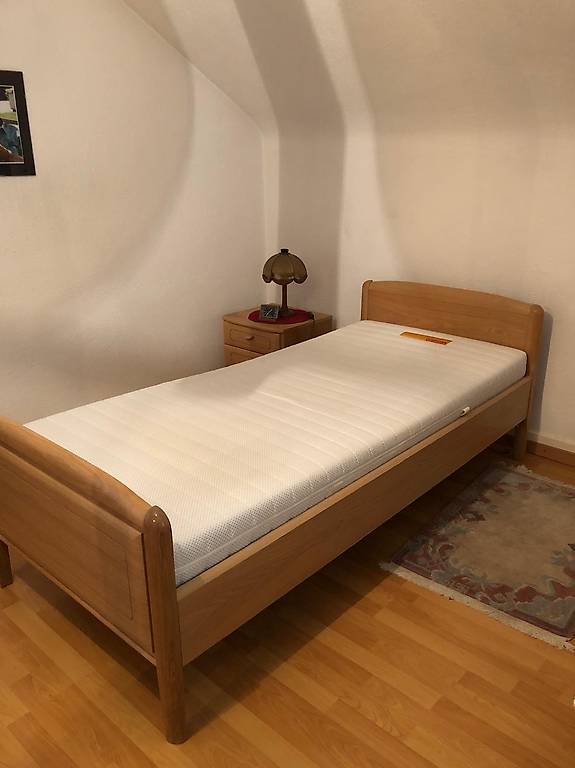 Bett und Nachttisch