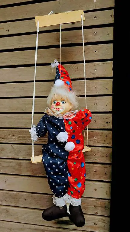 Harlekin Clown auf Schaukel Dekoration Deko Figur