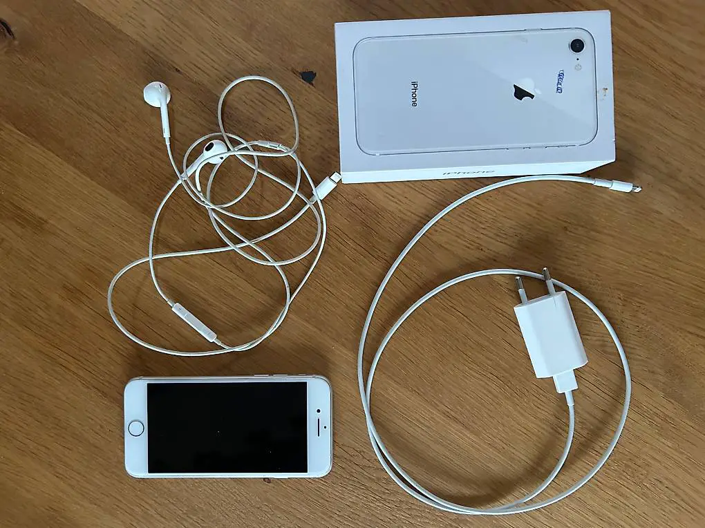 Apple iPhone 8 Handy silber 64GB OVP Zubehör Schützhülle
