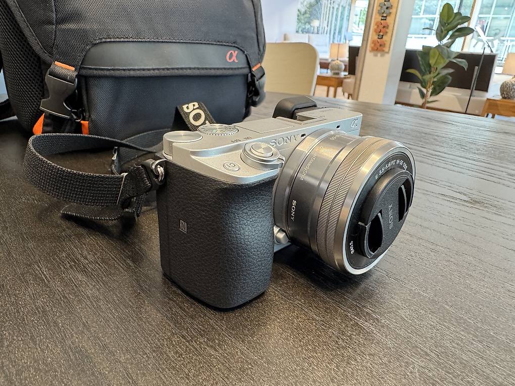 Systemkamera - Sony Alpha a6100 Silver mit 16-50mm