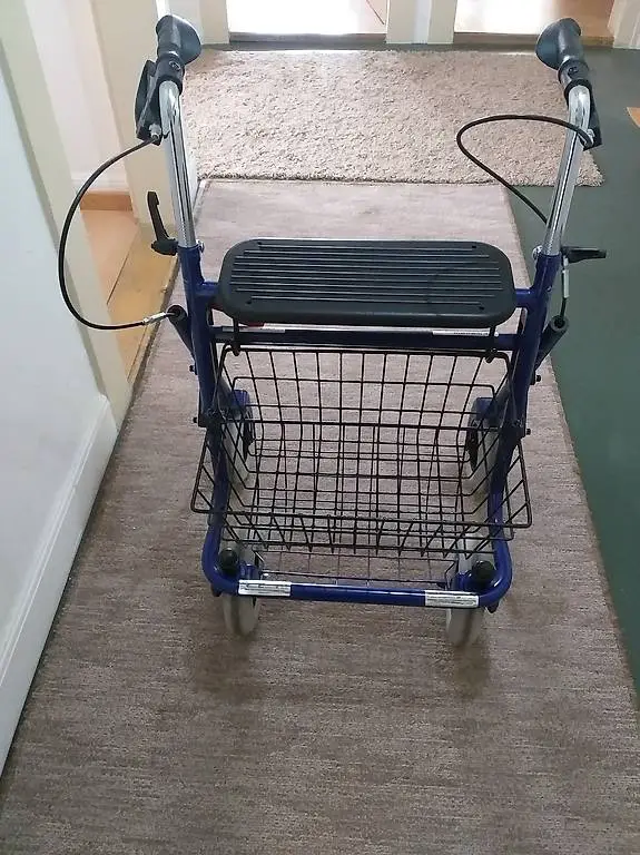 Rollator mit Korb und Sitz