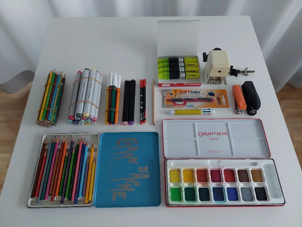 Set Farbtifte + Malfarben + Spitzmaschine + Bostiche usw.