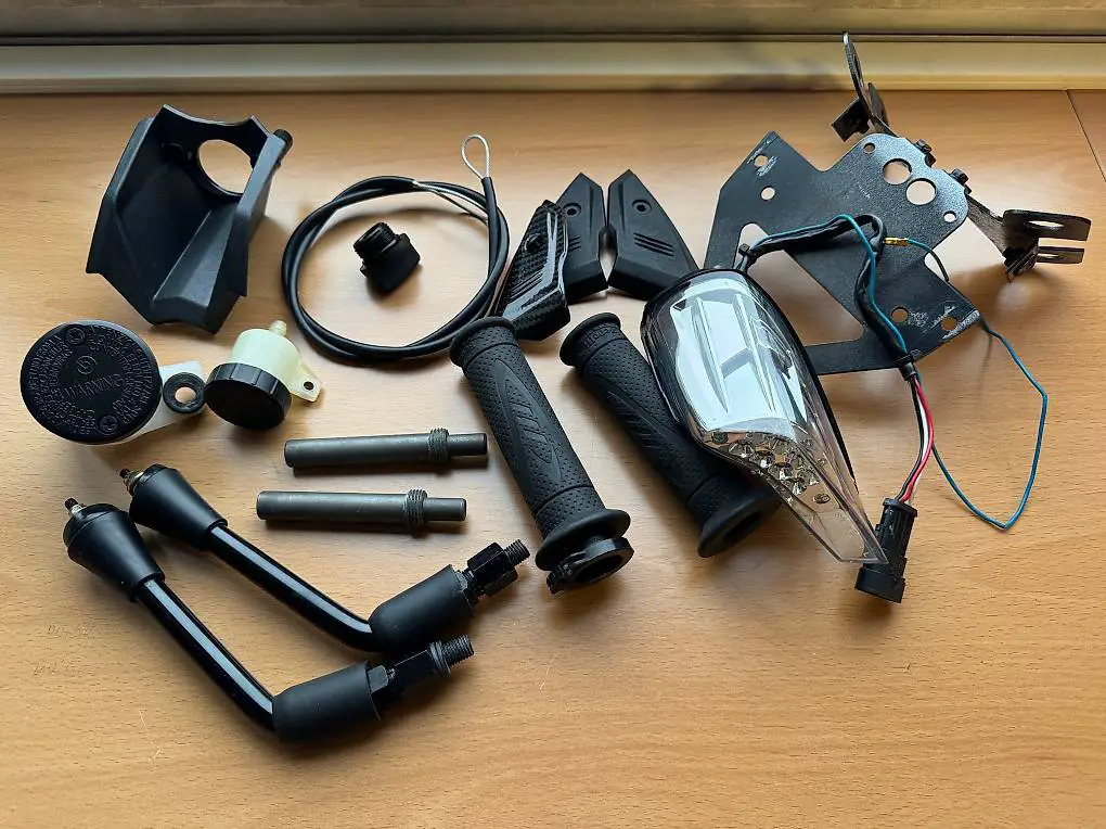 Benelli TNT 1130/900, Nummernhalter, Griffe