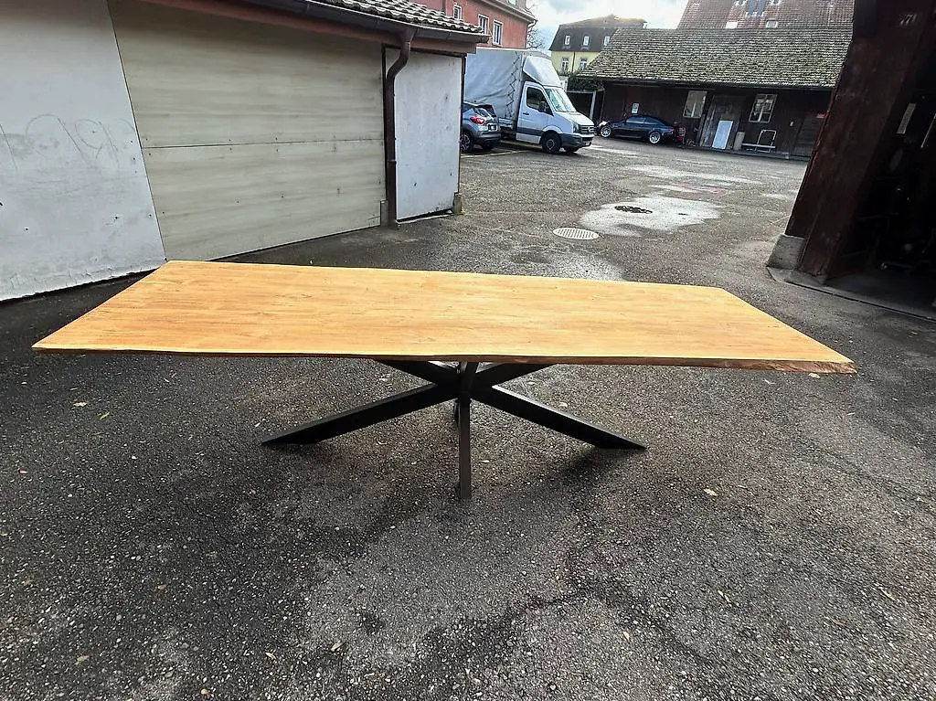 Massiver Esstisch Eiche mit Baumkante Stahlgestell 300 x 100