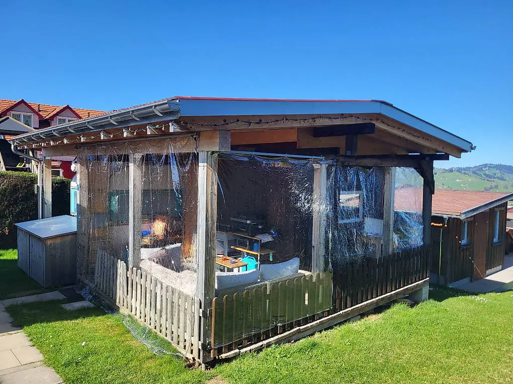 Wohnwagen auf Campingplatz Eischen