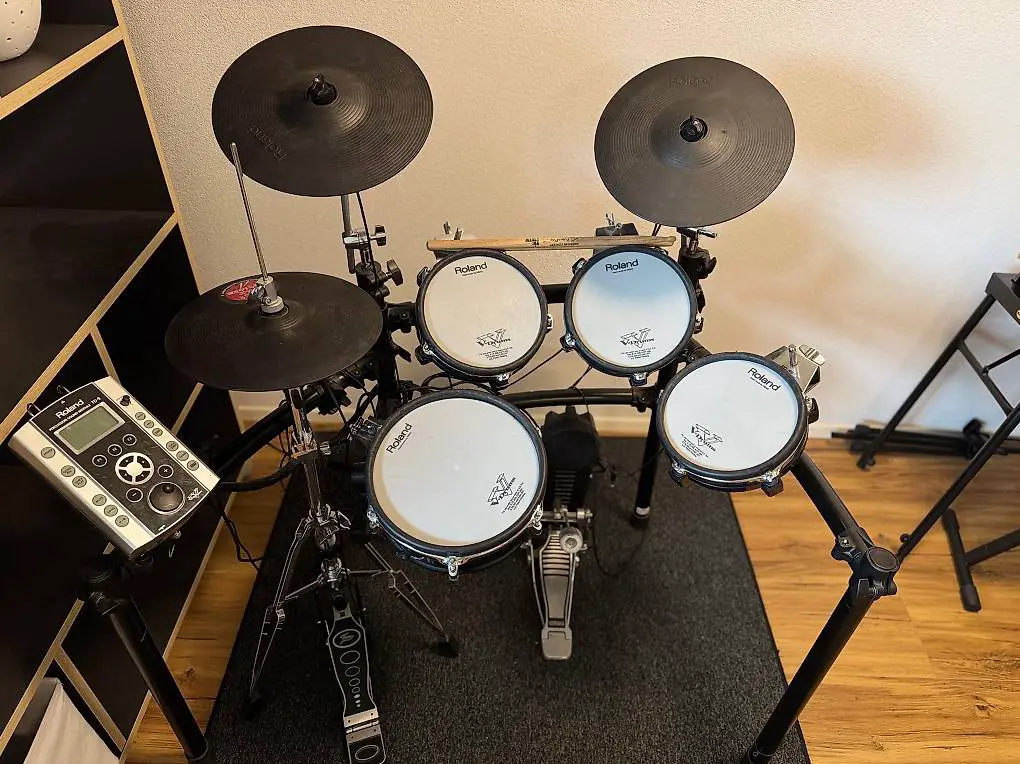 Schlagzeug Roland V-Drums mit Verstärker