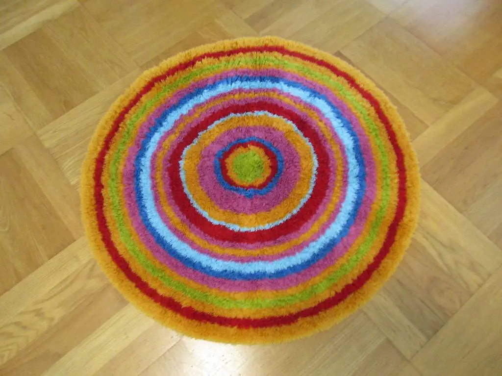 Neuwertiger Badevorlage, rund mit Regenbogenfarben