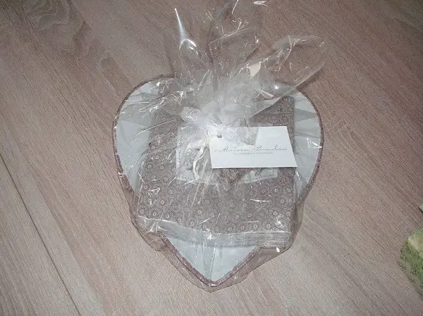 Herz Teller Schale mit Servietten als Geschenk verpackt