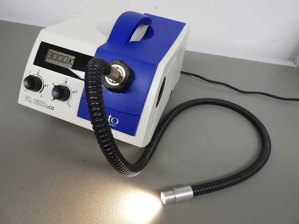 Kaltlichtquelle Opto (Zeiss) KL 1500 LCD. Inkl. Lichtleiter