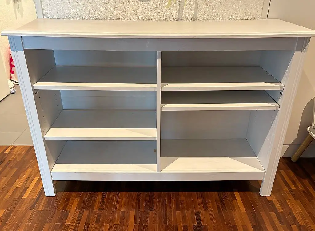 Gebrauchtes weisses IKEA Möbel in gutem Zustand