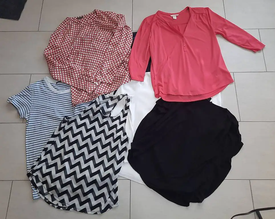 Kleiderpaket Grösse S / Jeans, Blusen, Shirts